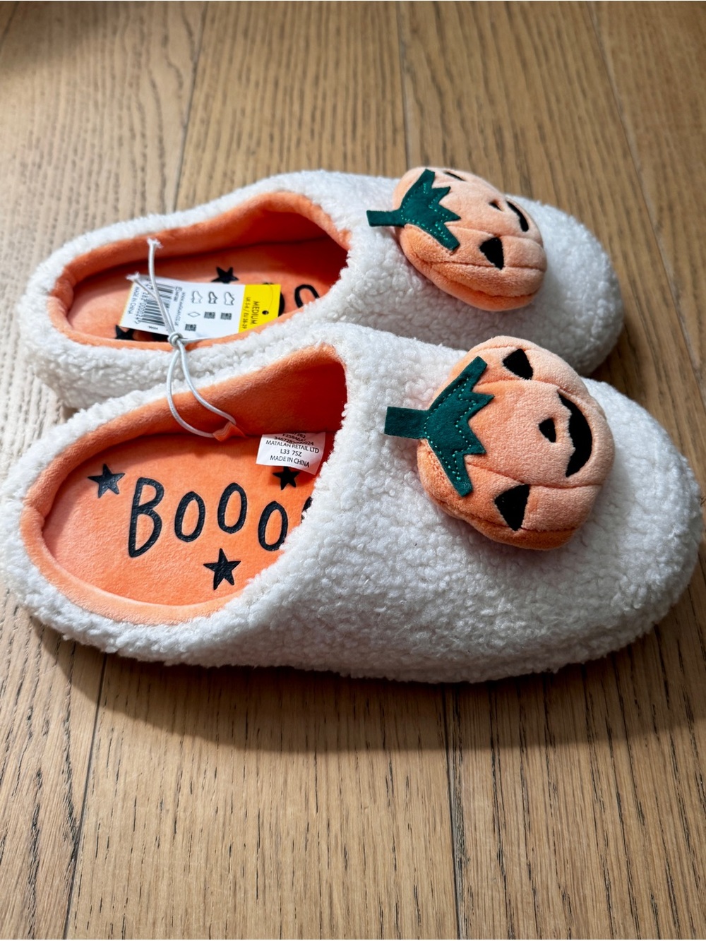 Cozy White Women's Pumpkin Accent Slippers - Cute Halloween Slip-Ons - Picture 4 of 7